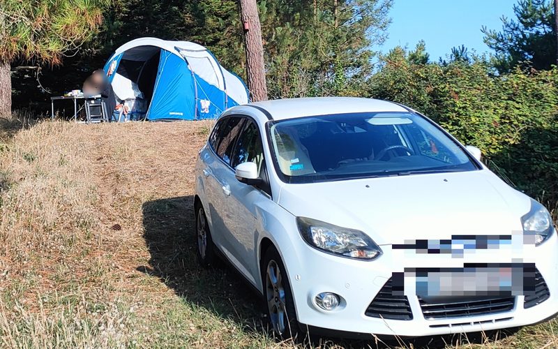 Voiture chargée sur un plateau après rachat et paiement